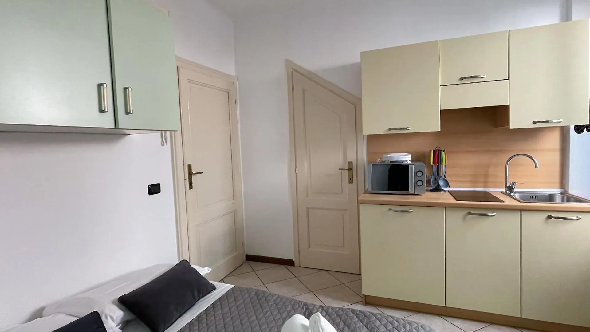 Roncati 7 Center Town Studio Apartments Bellagio